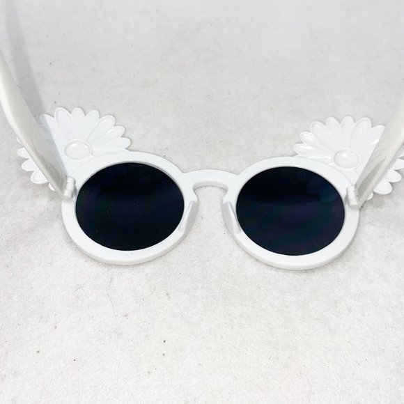 Daisy Daisy White & Yellow Selfie Glasses - Picture 5 of 11